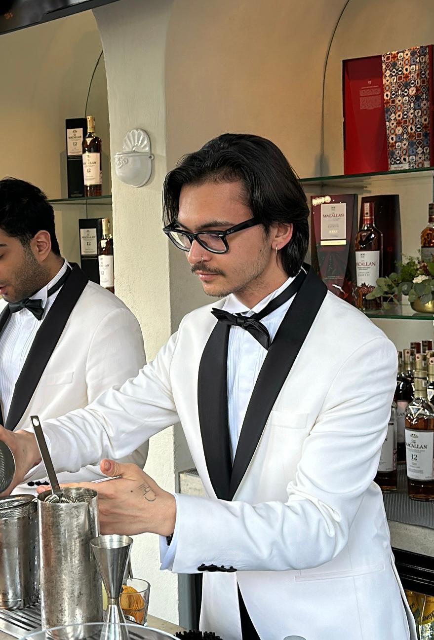 Barstalkers barmenleri kokteyl hazırlıyor
